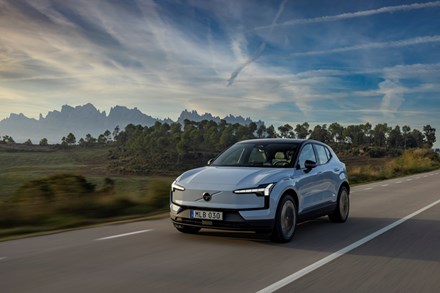 Une petite voiture en lice pour un grand prix : le Volvo EX30 100 % électrique parmi les finalistes pour le prix de la Voiture européenne de l’année