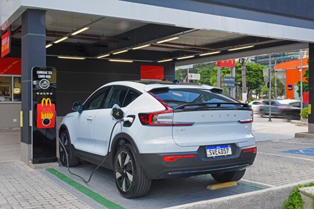 Volvo Car Brasil e McDonald’s disponibilizam carregamento para veículos elétricos em restaurantes