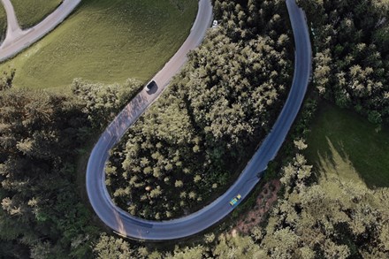 Volvo Fahrzeuge warnen mit branchenweit erstem vernetztem Sicherheitssystem vor Unfällen