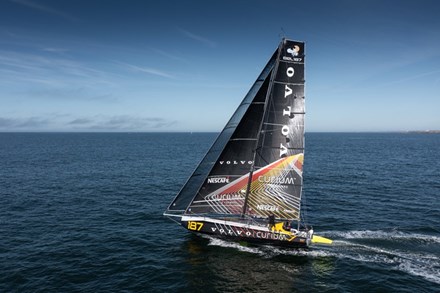 Jonas Gerckens onthult zijn nieuwe boot in de Belgische nationale kleuren en een nieuwe sponsor