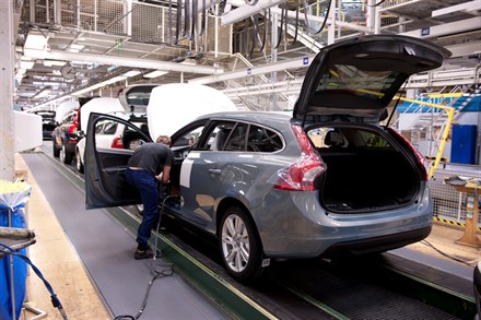 Production of the new Volvo V60 starts