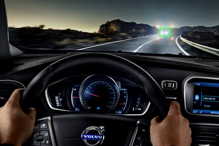 The all-new Volvo V40 – Active High Beam (0:17)