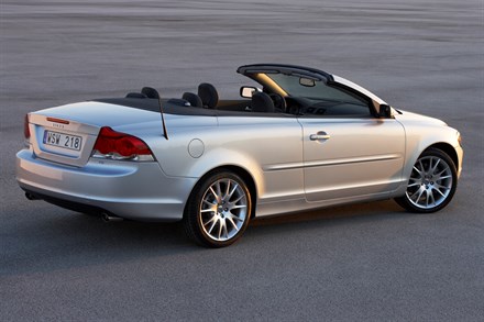 The new Volvo C70 – "Two in One": THE COUPE AND THE CONVERTIBLE