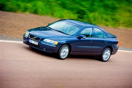 Volvo S60 receives lower price, standard leather, new option package for 2009