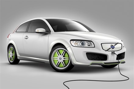 Volvo ReCharge Concept: Ibrida "plug-in" con un'autonomia di quasi 100 km con la sola batteria - ed un motore a combustione diesel di supporto