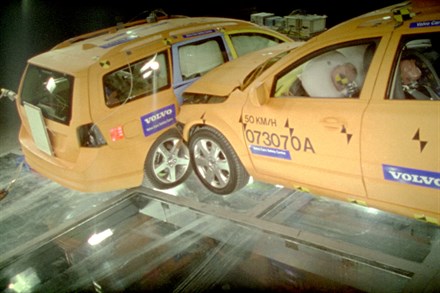 Studier av ögonblicken före och under olyckan ger Volvo Personvagnars olycksforskare kunskap som räddar liv