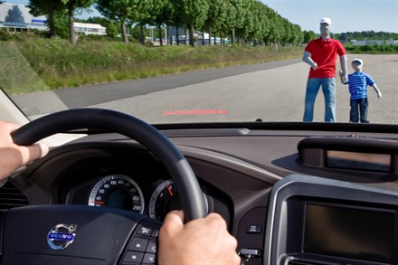 Unika Volvosystem för automatisk inbromsning med full bromskraft i alla hastigheter - som reagerar på både bilar och människor