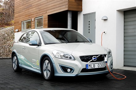 Volvo Cars porta avanti lo sviluppo delle auto a energia elettrica, costruendo una flotta di veicoli completamente elettrici di prova