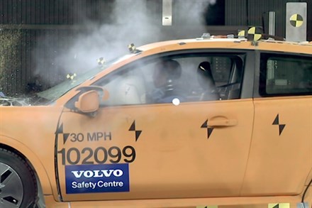 Volvo Cars performs unique crash tests with electric cars (0:45)