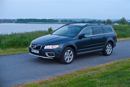 Upgraded 2012 Volvo XC70 and S80 get latest infotainment and safety technology